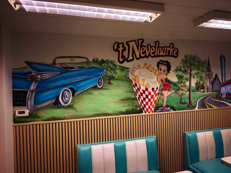 muurschildering-frituur-nevelaarke-nevele-retro-diner, handgeschilderde decoratie, muurtekening, muurschilderingh horeca