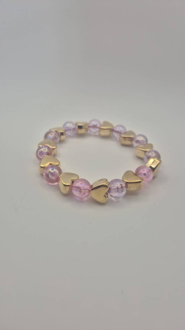 Rosé armbandje met gouden hartjes."