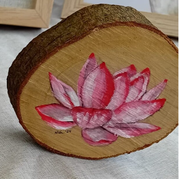 Lotus op houtschijf (roze)