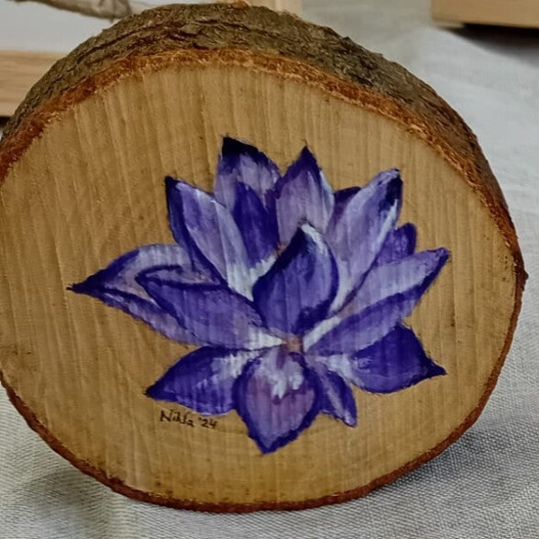 Lotus op houtschijf (paars)