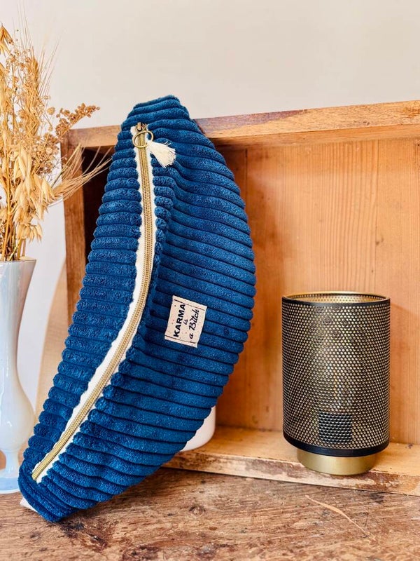 Sac banane velours côtelé large bleu foncé - "Karma is a Bitch"