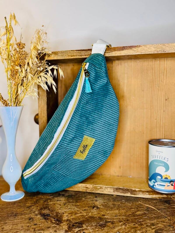 Sac banane velours côtelé fin vert sapin - "hello"