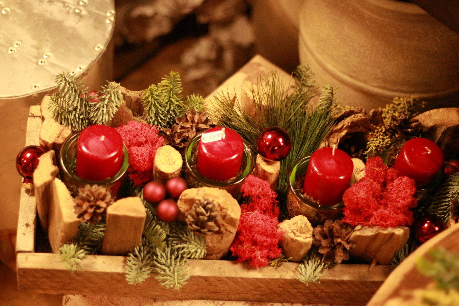 Kerststuk 1: Rood houten bak