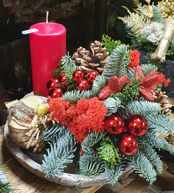 Kerststuk 8: Rode taart op beton blad