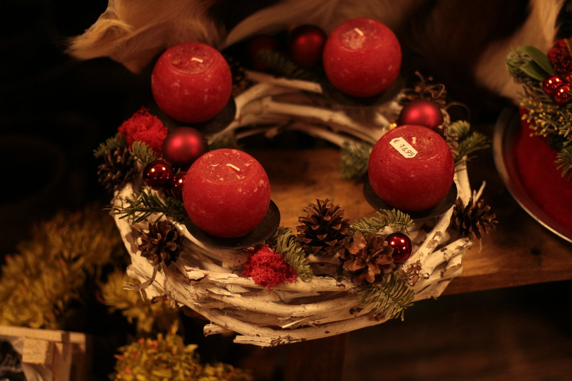 Kerststuk 9: Rood krans 4 kaarsbollen