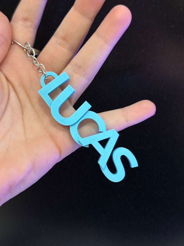 Llavero letras mayúsculas superpuestas