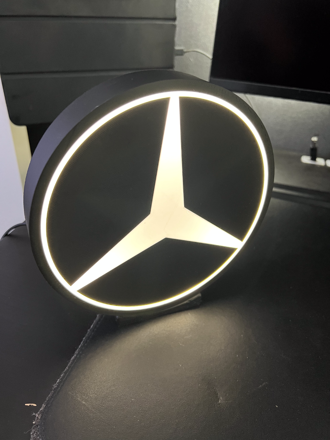 Pantalla luz logo Mercedes Benz