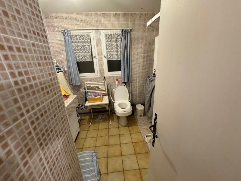 Avant rénovation : vue de la salle de bain depuis l’entrée