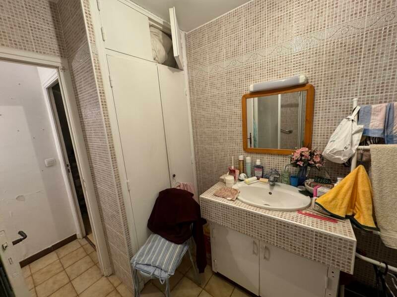 Avant rénovation : ancien meuble vasque et revêtements muraux