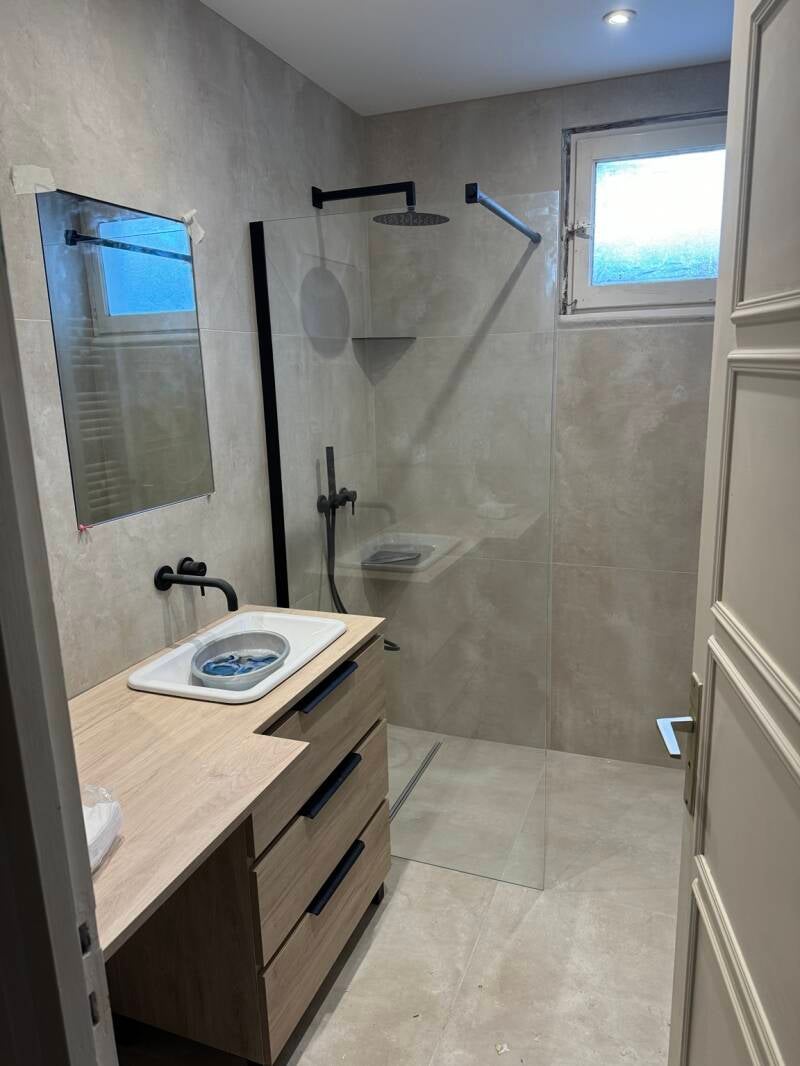 Vue d’ensemble de la salle de bain en phase de finitions