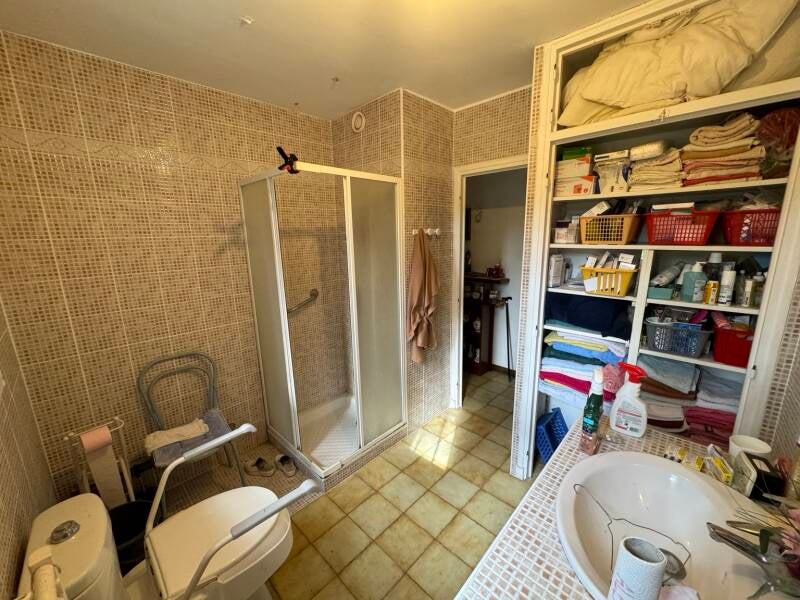 Avant rénovation : ancienne cabine de douche et rangements