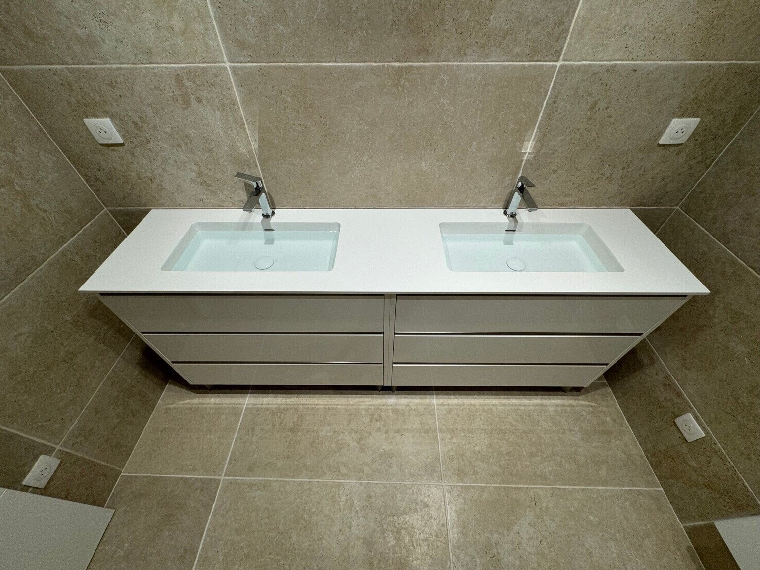 Double vasque sur mesure en solid surface réalisée par LETUFF à Saint-Mathieu-de-Tréviers