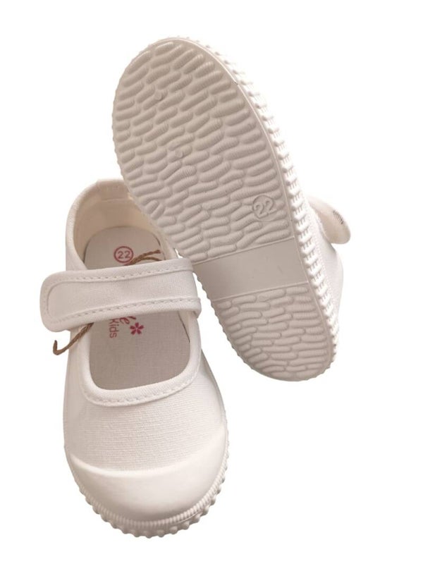 LONETA BLANCA RESPETUOSA CON UN LAZADO