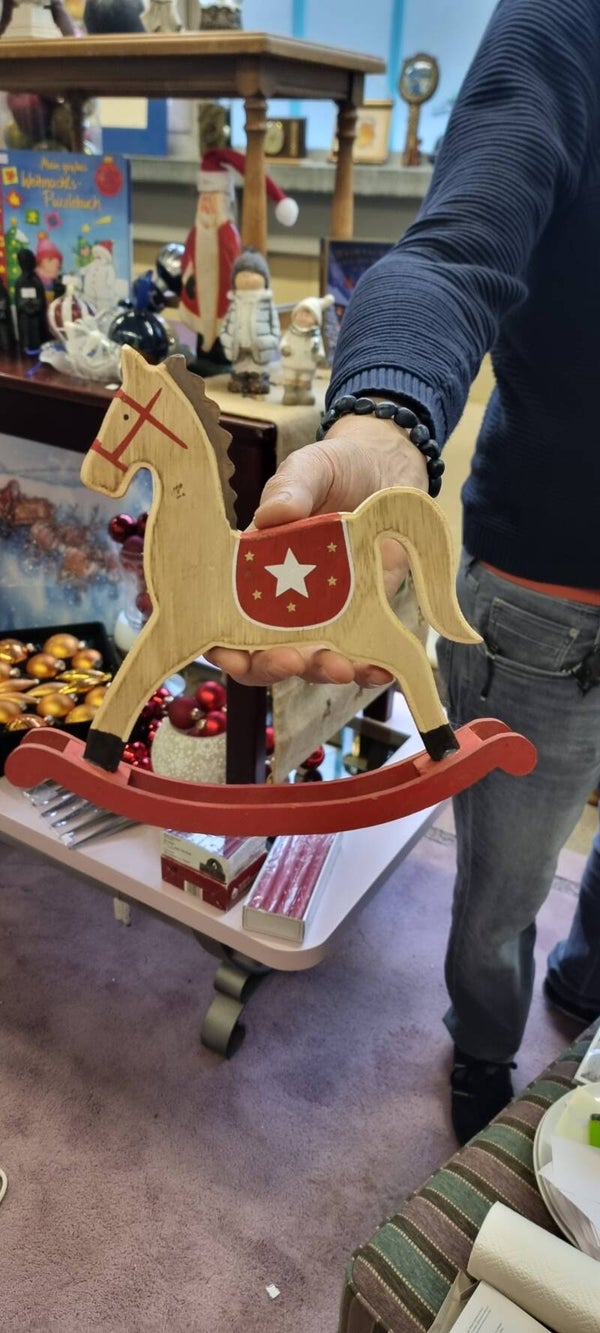 Dekoratives Schaukelpferd aus Holz – Rot/Natur mit Stern