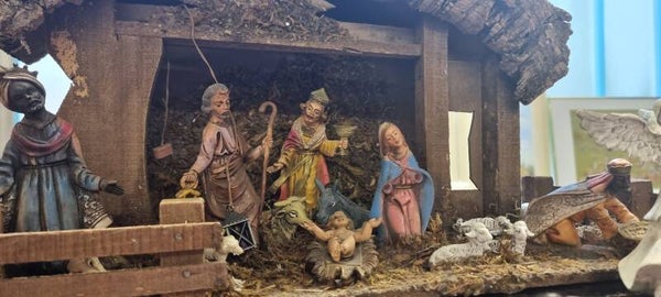 Grosse rustikale Weihnachtskrippe mit Figuren – Italien
