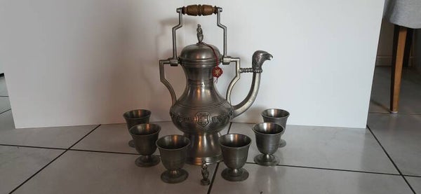 Helvetica Messingkarafe, Becher und Stempel