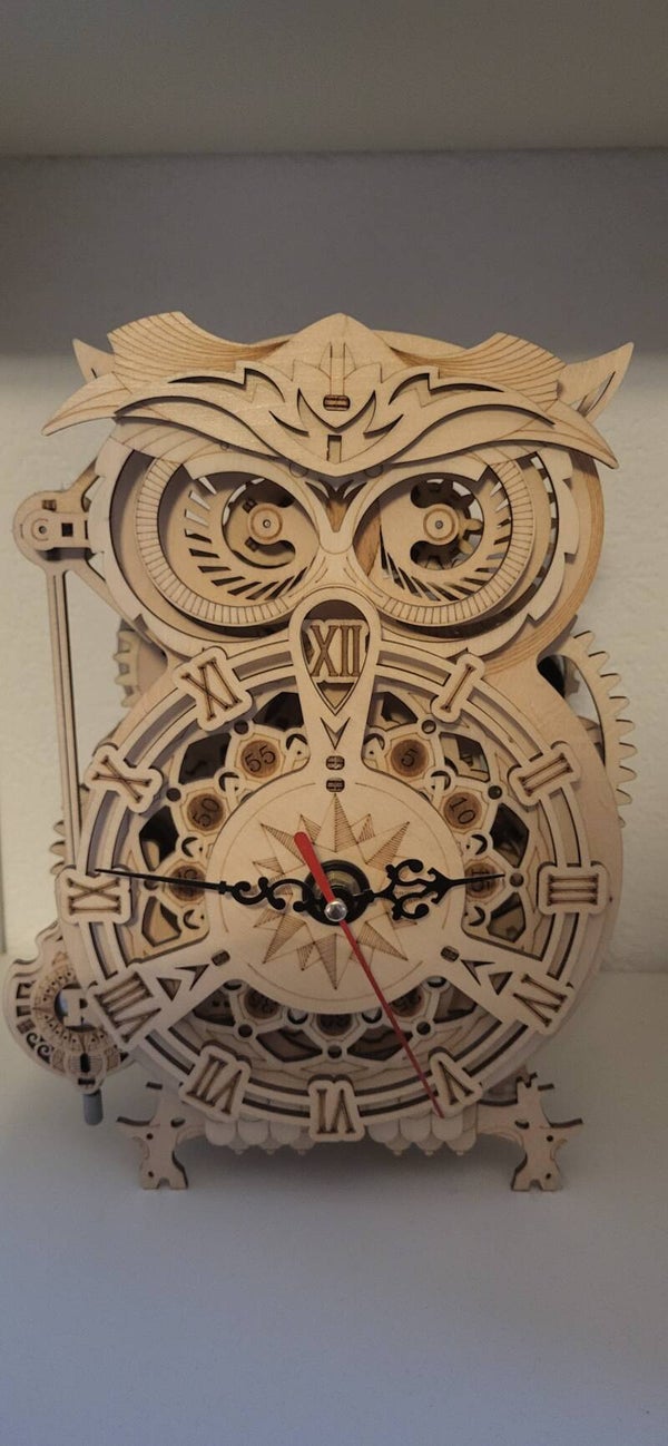 Holzuhr zusammengebaut