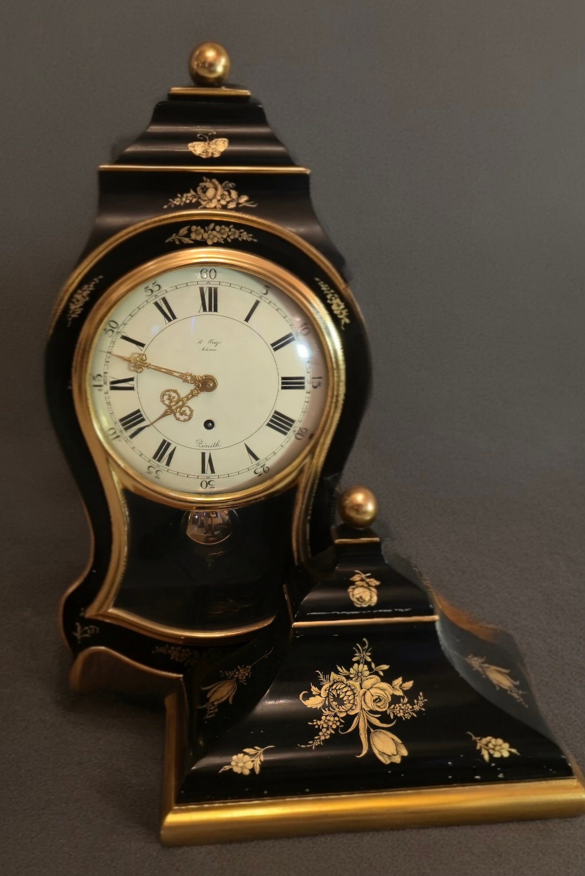 Elegante Boule Uhr mit Sockel