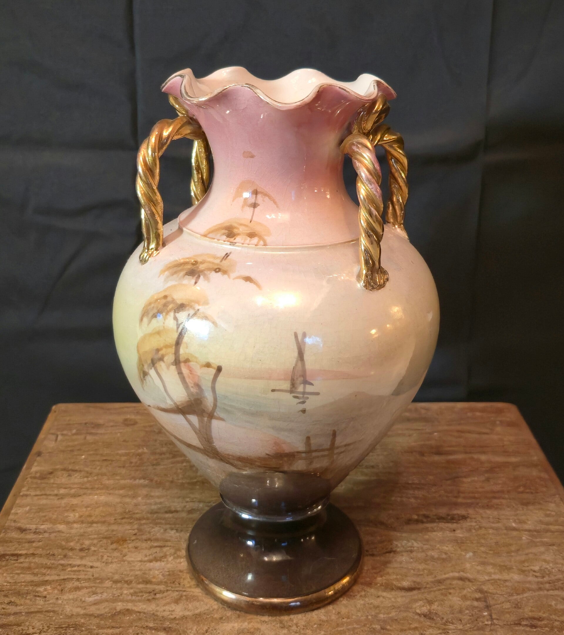 Dekorative Keramik-Vase mit Goldgriffen