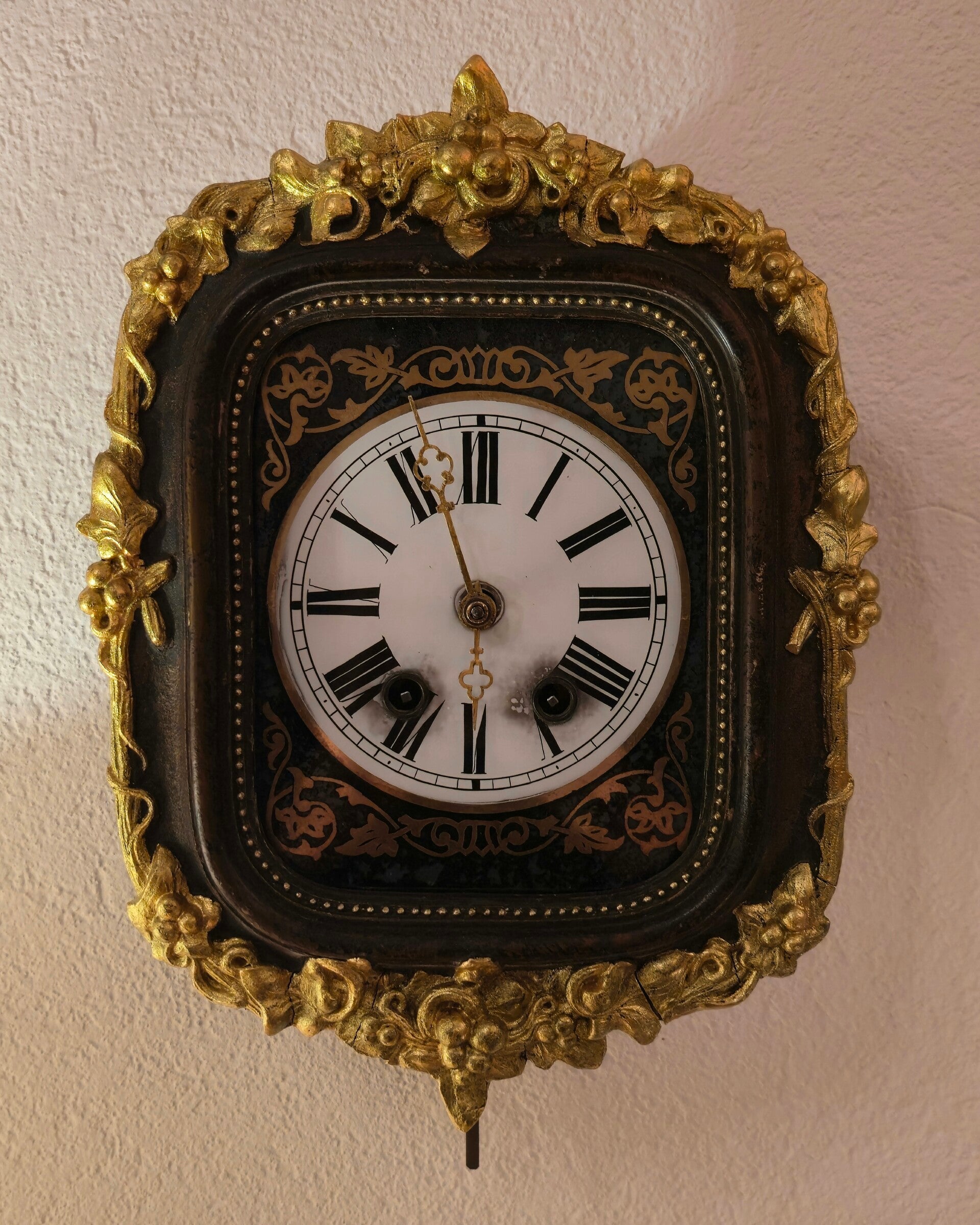 Wanduhr mit Goldrahmen