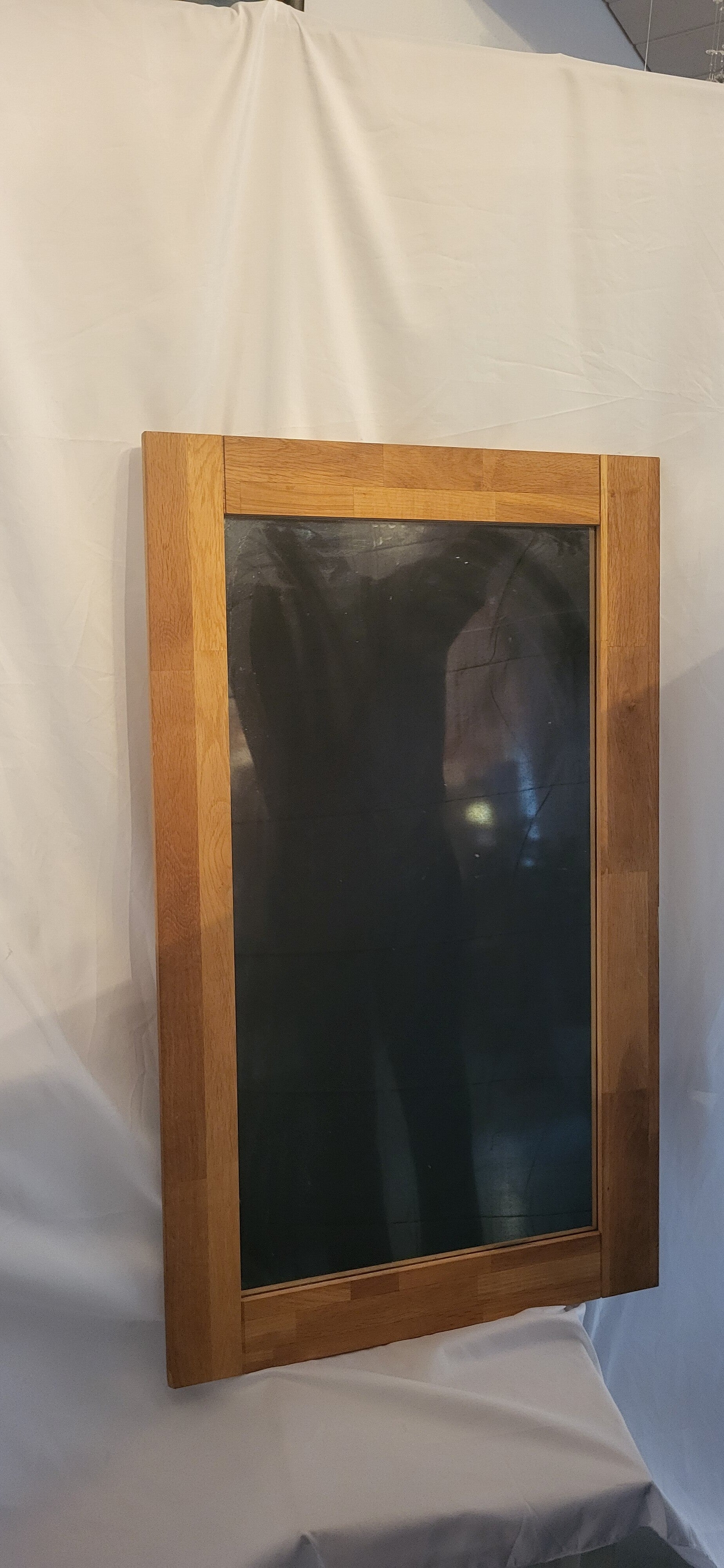 Grosser Spiegel mit massivem Holzrahmen