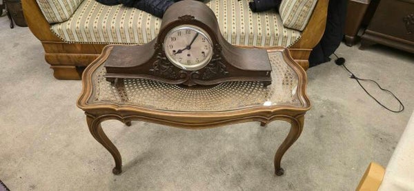 Vintage Salontisch / Stubentisch aus Holz mit Glasplatte & Geflecht