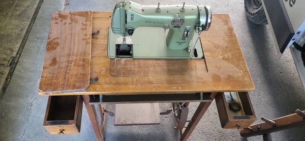 Vintage Phoenix Nähmaschine mit originalem Holztisch