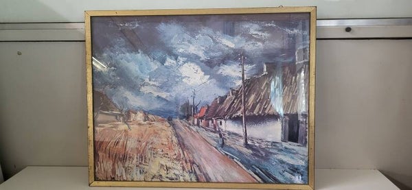 „Stimmungsvolles Landschaftsbild mit Dorfstrasse und Gewitterhimmel“