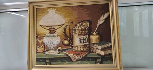 „Handgesticktes Vintage Gobelinbild mit nostalgischem Stillleben
