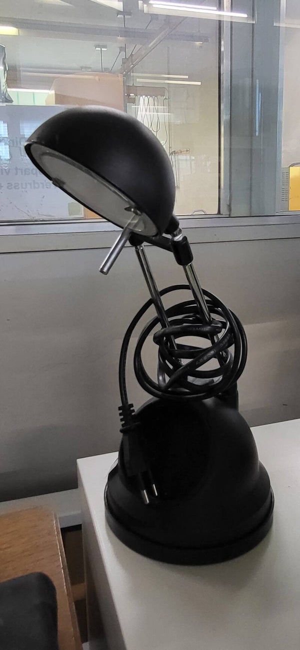 Schwarze Schreibtischlampe mit verstellbarem Kopf
