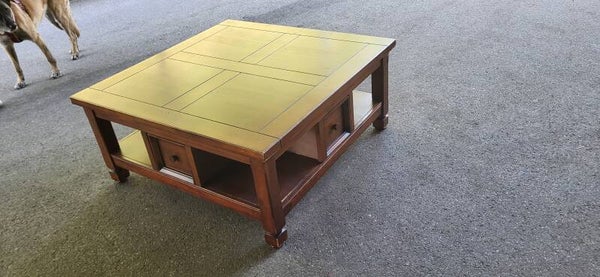Massiver Couchtisch im Kolonialstil mit Schubladen