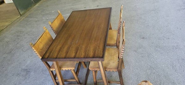 Massive Esszimmergruppe aus Holz mit 4 Echtleder-Stühlen
