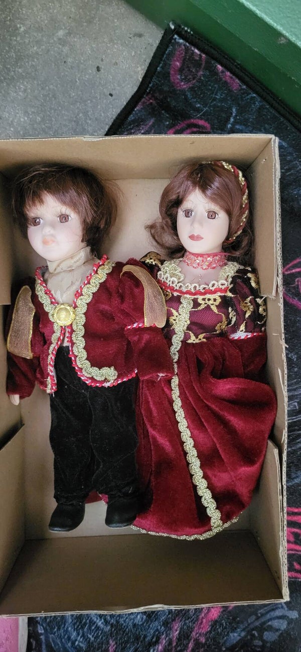 2 dekorative Sammlerpuppen im historischen Stil