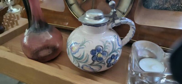 Kleiner Vintage Keramikkrug mit Zinndeckel