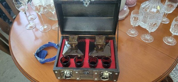 Vintage Likör- und Schnapsservice in Holztruhe