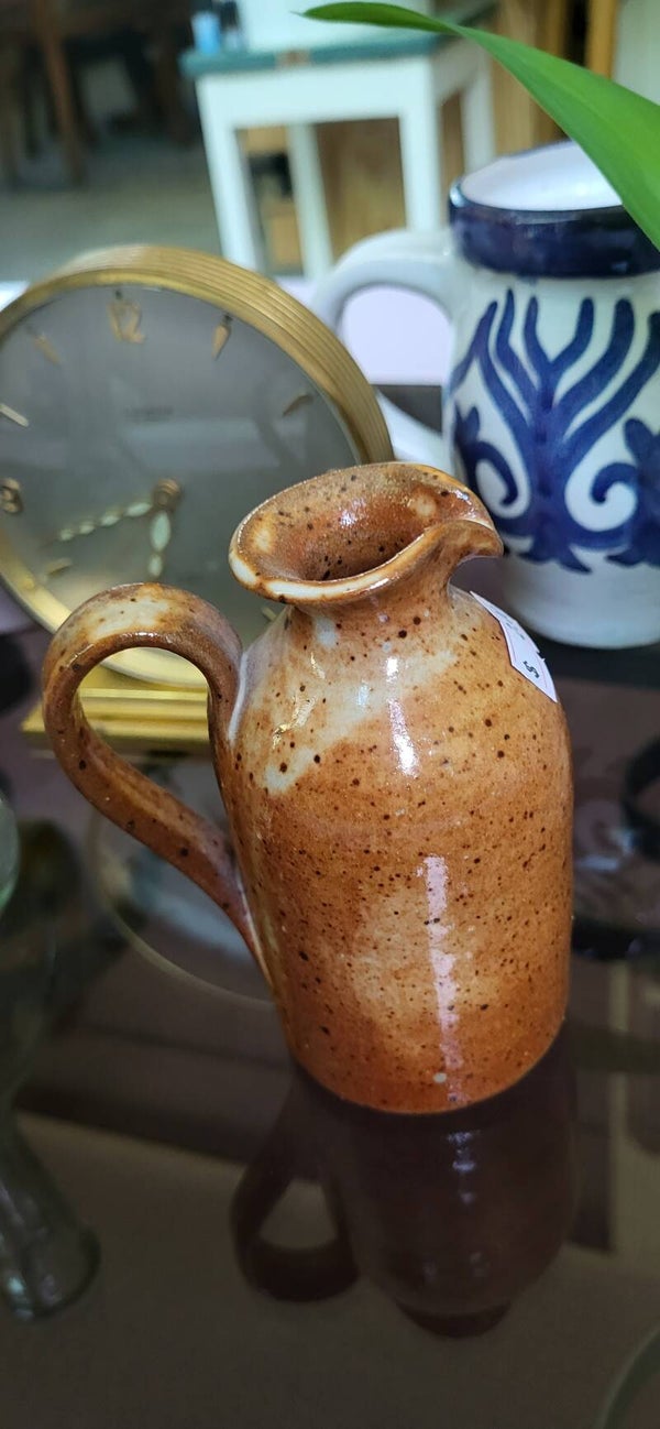 Kleiner Vintage-Keramikkrug