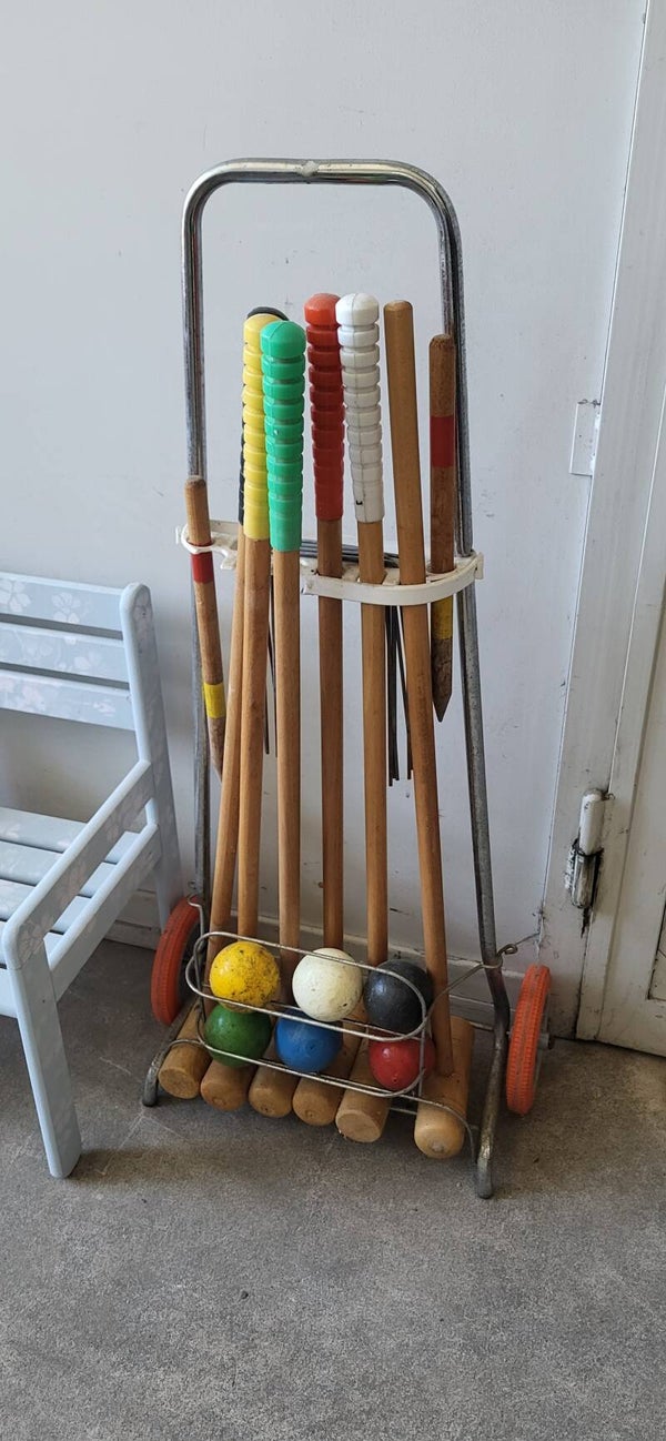 Krocket-Spiel aus Holz mit Transportwagen – Vintage Gartenspiel