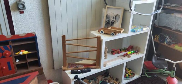 Holz-Murmelbahn mit Glasmurmeln – klassisches Kinderspiel