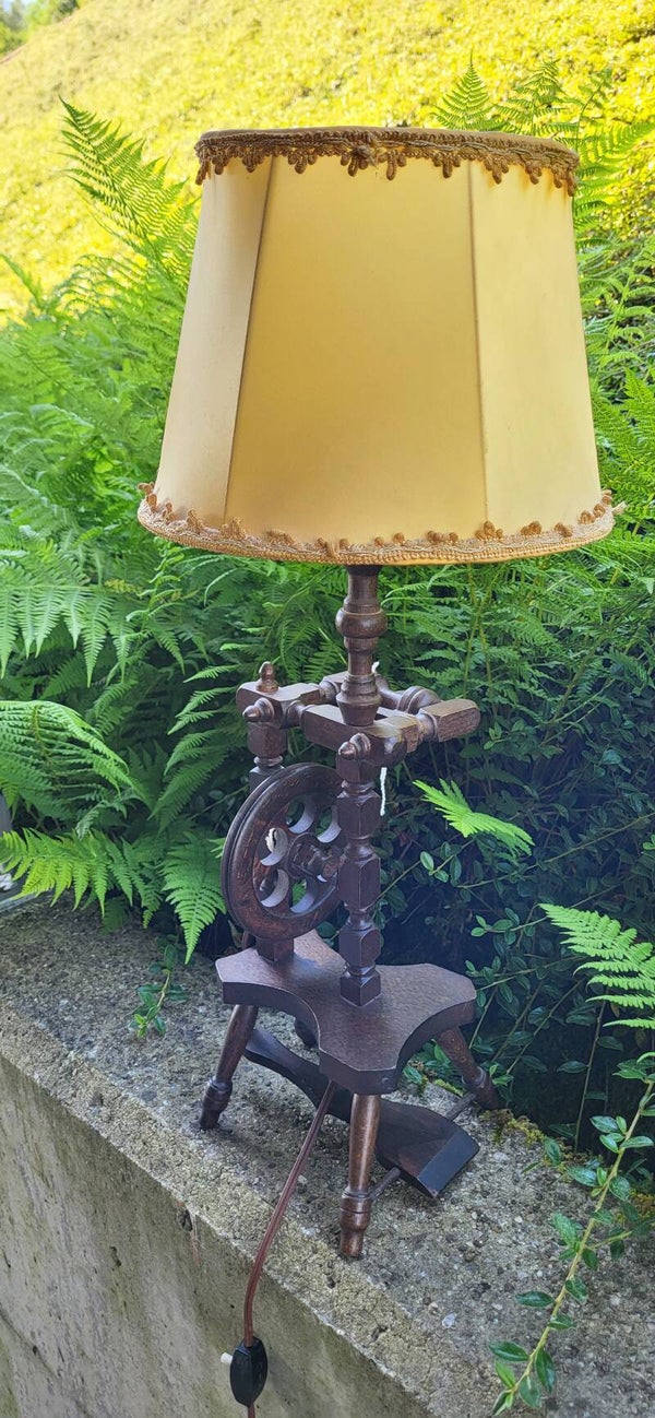 Vintage Tischlampe aus altem Spinnrad – Landhausstil – 60 cm