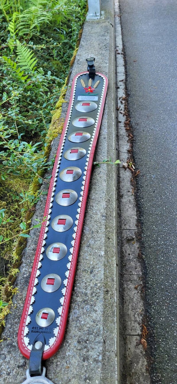 Schweizer Treichelband / Kuhglockenband Leder mit Pferdekopf & Hufeisen