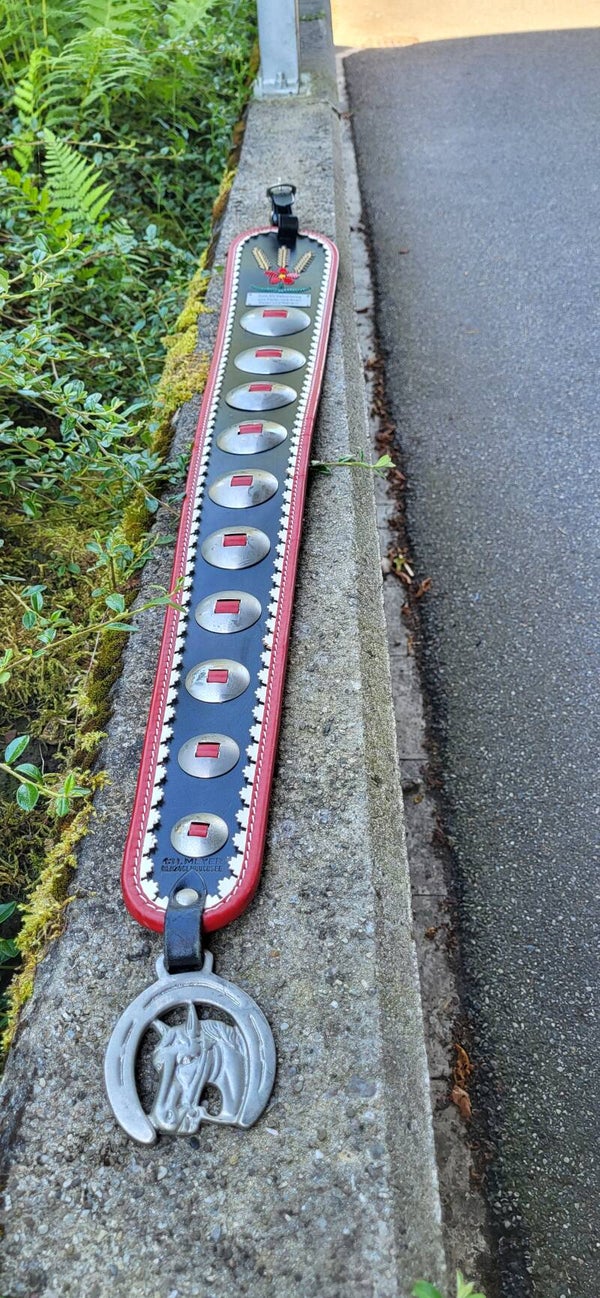 Schweizer Treichelband / Kuhglockenband Leder mit Pferdekopf & Hufeisen