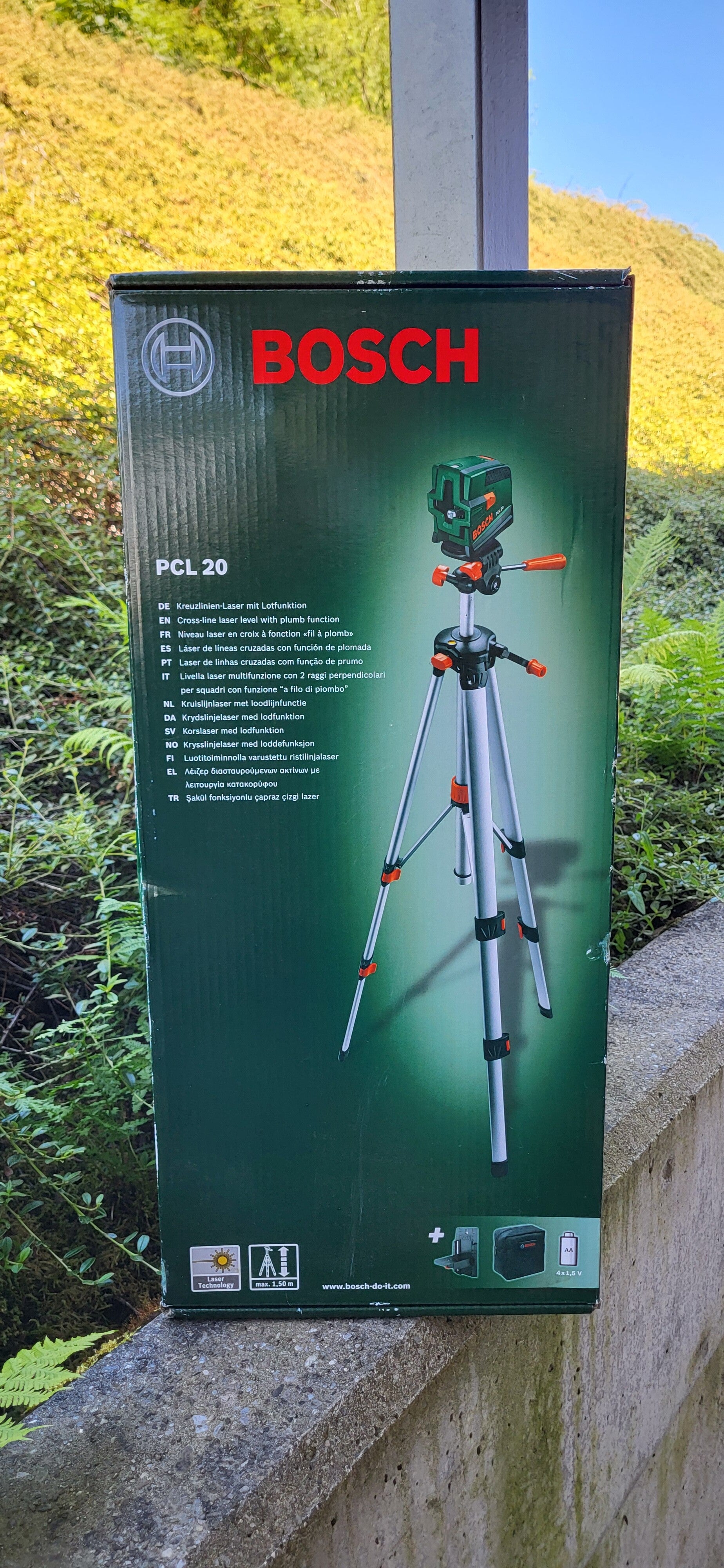 Bosch PCL 20 Kreuzlinienlaser mit Lotfunktion, inklusive Stativ und Transporttasche.