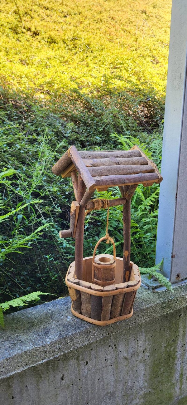Rustikaler Holz-Zierbrunnen mit Eimer