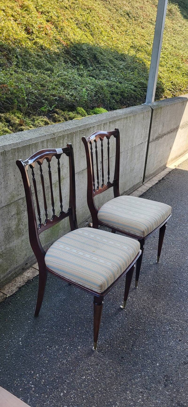 2 elegante Mahagoni Esszimmerstühle mit Messingfüssen