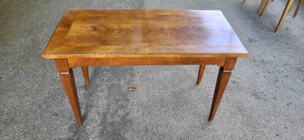 Eleganter Vintage Salontisch mit Intarsien – Nussbaumoptik, klassischer Wohnzimmertisch