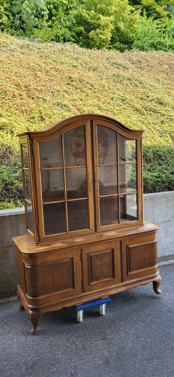 Eleganter Vitrinenschrank / Buffet im klassischen Landhausstil – zweiteilig mit Glasvitrine