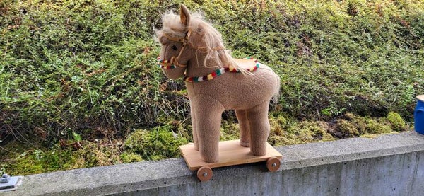 Vintage Rollpferd aus Holz & Stoff – Ziehpferd mit Rädern – nostalgisches Kinderspielzeug