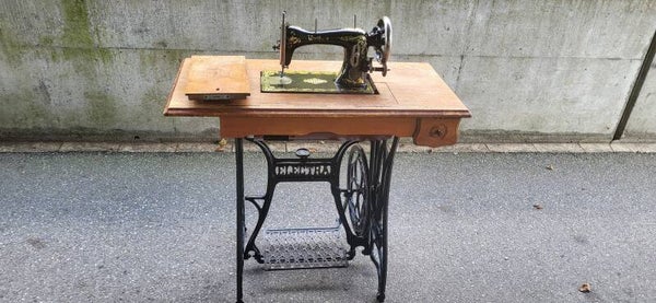 Wertheim Electra antike Tret-Nähmaschine mit Original-Gusseisengestell – Sammlerstück