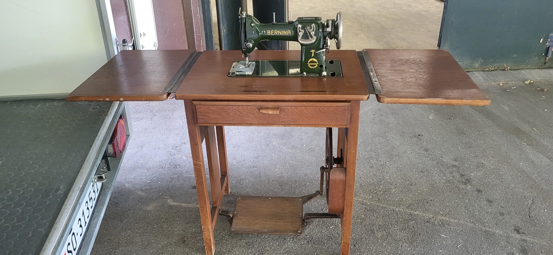 Bernina Klasse 117 Nähmaschine im Originaltisch – Schweizer Qualität