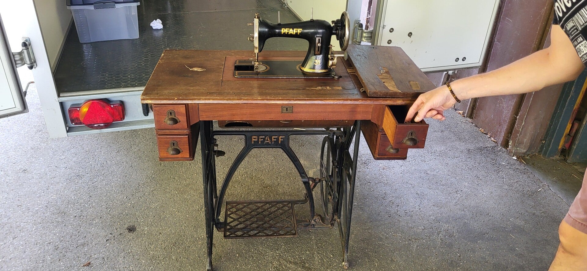 Pfaff 31 Tret-Nähmaschine mit Original-Untergestell und Schubladen